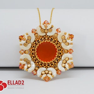 Puede incluir: Un collar de cuentas doradas y blancas con un colgante de piedra naranja. El colgante tiene un diseño de estrella con una piedra naranja redonda en el centro.