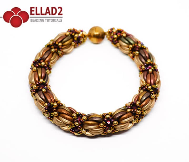 Peut inclure: Un bracelet en perles dor&eacute;es, brunes et violettes avec un fermoir magn&eacute;tique. Le bracelet est fait de petites perles rondes et pr&eacute;sente un motif tiss&eacute;.