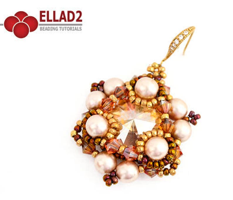 Peut inclure: Une paire de boucles d'oreilles en perles dor&eacute;es et brunes avec un centre en cristal et un motif de perles. Les boucles d'oreilles sont suspendues &agrave; un crochet dor&eacute;.
