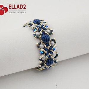 Op de afbeelding: Een blauwe en zilveren kralen armband met een bloemenmotief. De armband is gemaakt van kleine, ronde kralen en heeft een delicate, vrouwelijke uitstraling.