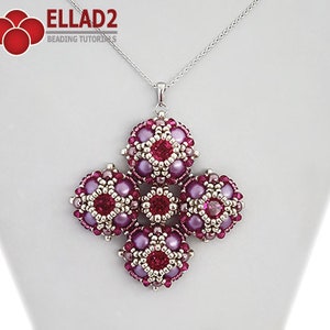 Pu&ograve; includere: Una collana con catena d'argento con un ciondolo fatto di perline rosa e argentate. Il ciondolo &egrave; un gruppo di sei gruppi di perline a forma quadrata, ciascuna con una perlina rosa centrale.