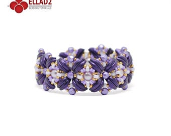 Può includere: Un braccialetto di perline viola e bianco con un design floreale. Il braccialetto è realizzato con piccole perline di rocaille e perline più grandi simili a perle.