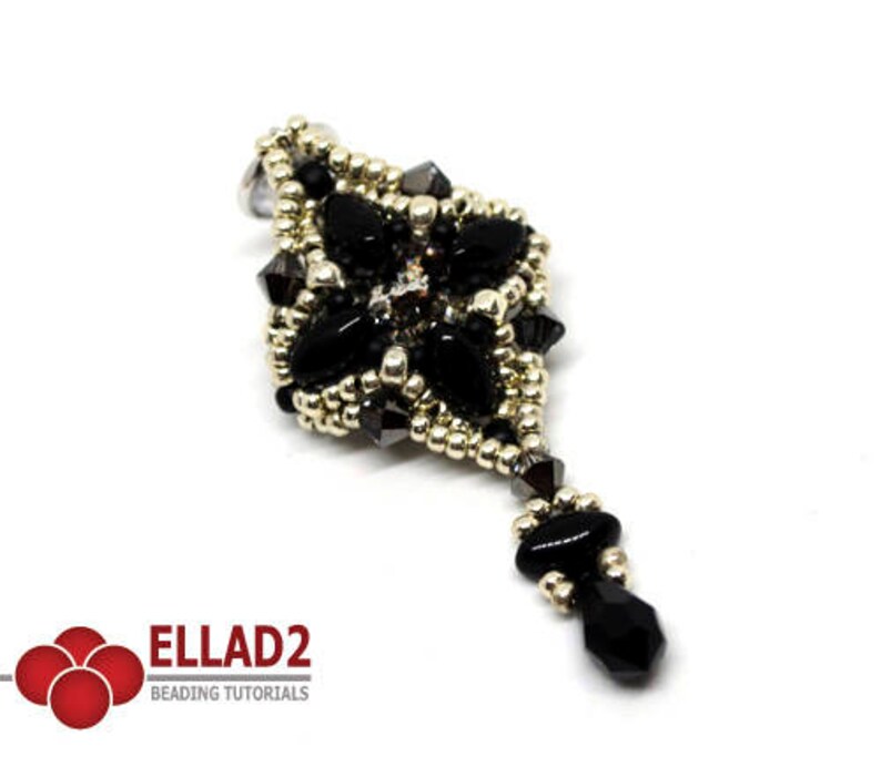 Peut inclure: Un pendentif en perles noires et argent&eacute;es de forme losange avec une goutte pendante. Le pendentif est compos&eacute; de perles noires et argent&eacute;es, avec une boucle argent&eacute;e en haut pour l'attacher &agrave; un collier ou un bracelet.