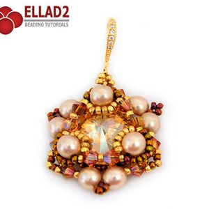 Peut inclure: Un pendentif en or avec un cristal transparent entour&eacute; de petites perles blanches et de perles dor&eacute;es. Le pendentif est attach&eacute; &agrave; une cha&icirc;ne en or.