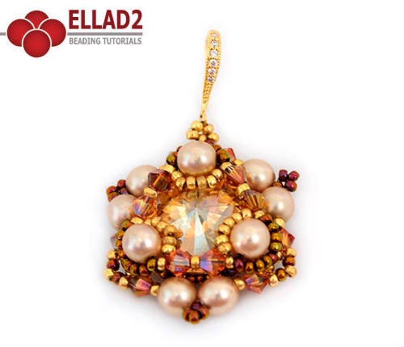 Peut inclure: Un pendentif en or avec un cristal transparent entour&eacute; de petites perles blanches et de perles dor&eacute;es. Le pendentif est attach&eacute; &agrave; une cha&icirc;ne en or.