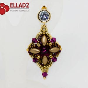 Peut inclure: Boucles d'oreilles pendantes en perles dor&eacute;es et violettes avec un strass transparent au sommet. Les boucles d'oreilles ont la forme d'un diamant avec un motif floral au centre.