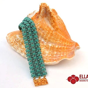 Op de afbeelding: Een tealblauwe kralenarmband met een gouden metalen sluiting. De armband wordt getoond op een schelp.