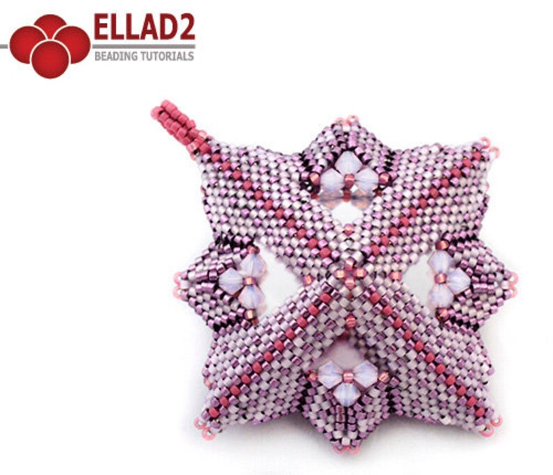 Pode incluir: Um ornamento em forma de estrela rosa e roxo com um design floral. O ornamento &eacute; feito com pequenas contas de sementes e tem um la&ccedil;o na parte superior para pendurar.