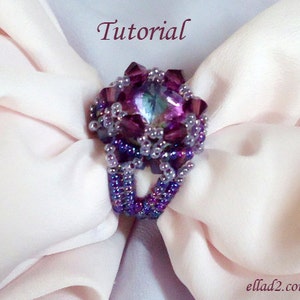 Peut inclure: Gros plan d'une bague en perles violettes et argentées avec une grosse pierre précieuse violette irisée au centre. La bague est sur un fond de tissu rose. Le texte "Tutoriel" est en haut de l'image et "ella2.com" en bas.