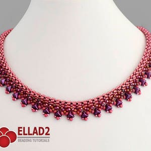 Könnte beinhalten: Eine Perlenkette mit einem abgestuften Design in Rosatönen und Lila. Die Kette ist aus kleinen Perlen gefertigt und hat einen gewellten Rand.