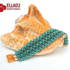 Op de afbeelding: Een tealblauwe kralen armband met een gouden sluiting, liggend op een schelp. De armband is gemaakt met kleine, vierkante kralen en heeft een geweven patroon. ELLAD2 Beading Tutorials.