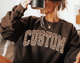 Sudadera con estampado de guepardo personalizada, añade tu texto personalizado, suéter universitario con estampado de leopardo, regalo con nombre personalizado y fuente universitaria.
