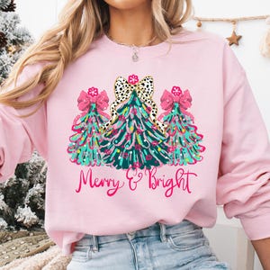 Christmas Sweatshirt Merry & Bright Xmas Tree Sweater Pink Holiday Festive Bow Lights Pullover Cute Jolly Tee Merry Christmas Mom Crewneck