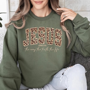 Christian Jesus Sweatshirt, Cheetah Print Bible Verse Tshirt, Trendy Faith Apparel Gift, Jesus Loves You, The Way The Truth The Life afbeelding 6