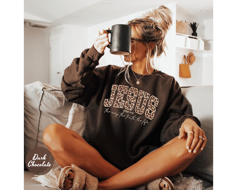 Christian Jesus Sweatshirt, Cheetah Print Bible Verse Tshirt, Trendy Faith Apparel Gift, Jesus Loves You, The Way The Truth The Life afbeelding 1