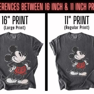 Puede incluir: Dos camisetas gris carb&oacute;n con un gr&aacute;fico desgastado de Mickey Mouse. La camiseta izquierda est&aacute; etiquetada como "16" PRINT (Impresi&oacute;n Grande)" y la derecha como "11" PRINT (Impresi&oacute;n Regular)". El texto superior dice "DIFERENCIAS ENTRE IMPRESIONES DE 16 PULGADAS Y 11 PULGADAS".