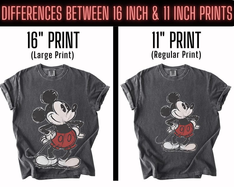 Puede incluir: Dos camisetas gris carb&oacute;n con un gr&aacute;fico desgastado de Mickey Mouse. La camiseta izquierda est&aacute; etiquetada como "16" PRINT (Impresi&oacute;n Grande)" y la derecha como "11" PRINT (Impresi&oacute;n Regular)". El texto superior dice "DIFERENCIAS ENTRE IMPRESIONES DE 16 PULGADAS Y 11 PULGADAS".