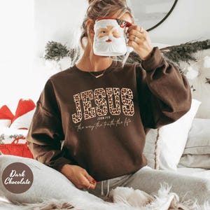 Christian Jesus Sweatshirt, Cheetah Print Bible Verse Tshirt, Trendy Faith Apparel Gift, Jesus Loves You, The Way The Truth The Life afbeelding 8