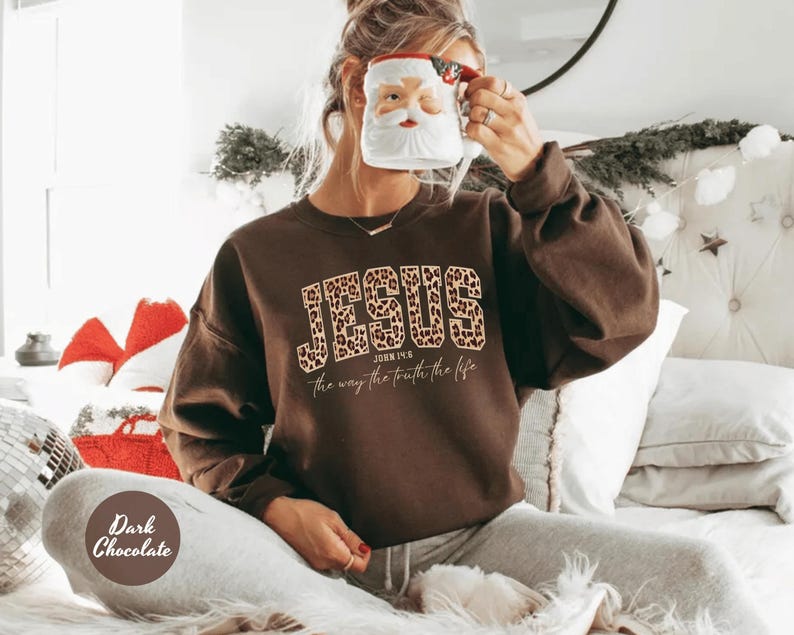 Christian Jesus Sweatshirt, Cheetah Print Bible Verse Tshirt, Trendy Faith Apparel Gift, Jesus Loves You, The Way The Truth The Life afbeelding 8