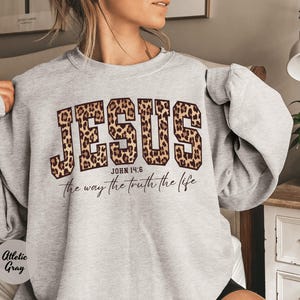 Christian Jesus Sweatshirt, Cheetah Print Bible Verse Tshirt, Trendy Faith Apparel Gift, Jesus Loves You, The Way The Truth The Life afbeelding 7