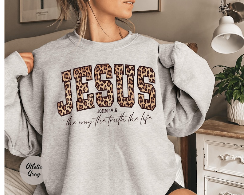 Christian Jesus Sweatshirt, Cheetah Print Bible Verse Tshirt, Trendy Faith Apparel Gift, Jesus Loves You, The Way The Truth The Life afbeelding 7