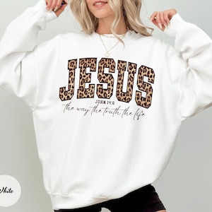 Christian Jesus Sweatshirt, Cheetah Print Bible Verse Tshirt, Trendy Faith Apparel Gift, Jesus Loves You, The Way The Truth The Life afbeelding 3