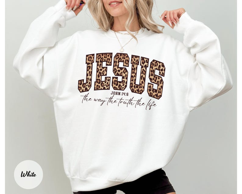 Christian Jesus Sweatshirt, Cheetah Print Bible Verse Tshirt, Trendy Faith Apparel Gift, Jesus Loves You, The Way The Truth The Life afbeelding 3