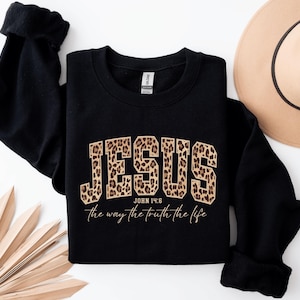 Christian Jesus Sweatshirt, Cheetah Print Bible Verse Tshirt, Trendy Faith Apparel Gift, Jesus Loves You, The Way The Truth The Life afbeelding 5