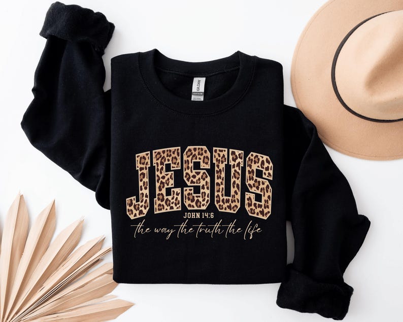 Christian Jesus Sweatshirt, Cheetah Print Bible Verse Tshirt, Trendy Faith Apparel Gift, Jesus Loves You, The Way The Truth The Life afbeelding 5
