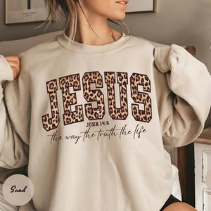 Christian Jesus Sweatshirt, Cheetah Print Bible Verse Tshirt, Trendy Faith Apparel Gift, Jesus Loves You, The Way The Truth The Life afbeelding 2