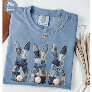 Peut inclure: Ensemble de trois mugs en céramique avec une finition mate et mouchetée. Les tasses sont dans des tons crème, gris clair et gris foncé. Chaque mug a un design simple et minimaliste, idéal pour le café ou le thé.