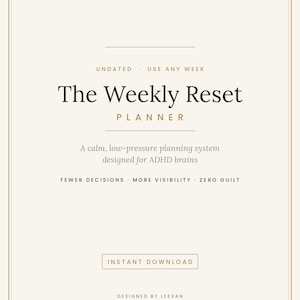 Peut inclure: Une couverture de planificateur couleur crème avec du texte brun foncé et doré indiquant The Weekly Reset PLANNER, Undated - Use Any Week, A calm, low-pressure planning system designed for ADHD brains, Fewer Decisions, More Visibility, Zero Guilt, Instant Download, Designed by Leexan.