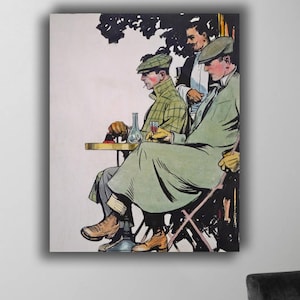 Puede incluir: Una impresión de estilo vintage muestra a tres hombres en un café. Dos están sentados, uno fumando, el otro con vino. El tercero está de pie detrás de ellos. La obra de arte utiliza verdes y marrones apagados, con un toque de rojo.