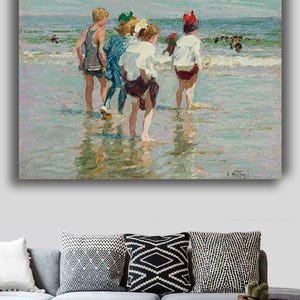 Puede incluir: Una pintura impresionista representa a un grupo de niños vadeando en el océano. Los niños visten trajes de baño y camisas, algunos con sombreros. La obra utiliza una paleta de azules, verdes y blancos para capturar la luz y el agua.