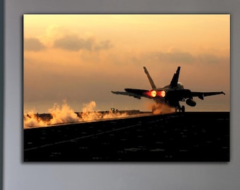 Start myśliwca F/A-18 z lotniskowca | Grafika ścienna z lotnictwem morskim | Nowoczesny wydruk na płótnie z samolotem wojskowym