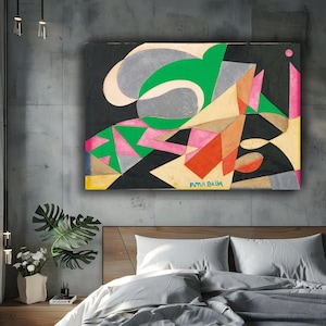 Può includere: Opera d'arte astratta con forme geometriche in verde, rosa, arancione e nero. Il dipinto include il testo "FUTUR BALA" nell'angolo in basso a destra. L'opera d'arte è esposta sopra un letto con biancheria da letto bianca.