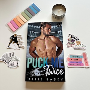 Puck Me Twice - een pittige hedendaagse hockeyroman van Allie Lasky