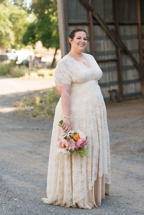 25+ Wedding Dresses That Are Perfect for Curvy Brides
