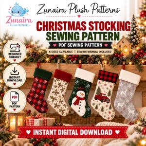 Op de afbeelding: Een digitaal naaipatroon voor kerstsokken van Zunaira Plush Patterns. De afbeelding toont vijf stoffen sokken met diverse kerstprints, waaronder ruitjes, hulst, een sneeuwpop, een rode vrachtwagen en rendieren, hangend op een rij.