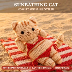 Può includere: Uno schema per uncinetto amigurumi intitolato SUNBATHING CAT con un gatto tigrato beige a strisce scure che indossa un bikini rosso, sdraiato su un asciugamano a righe rosse e bianche. Il testo include PDF INSTANT DOWNLOAD e 16,5 CM FINISHED SIZE.