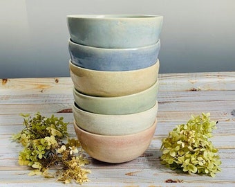 Pastel soup/cereal bowl by Leslie Freeman