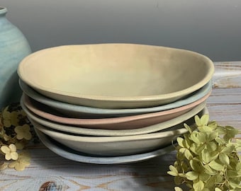 Cuencos de pasta estilo rústico con efecto craquelado pastel de Leslie Freeman.