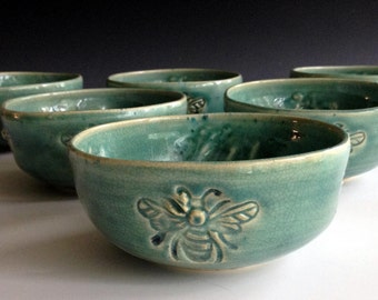 Choose between a set of 4 or a set of 6 Little bee bowls.