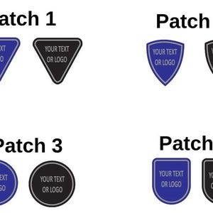Peut inclure: Quatre modèles d'écussons, chacun disponible en bleu et noir. Les écussons présentent différentes formes : triangle, bouclier, cercle et rectangle arrondi. Chaque écusson porte le texte "YOUR TEXT OR LOGO".