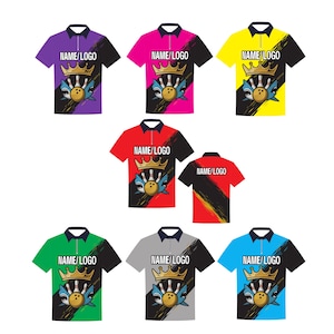 Può includere: Una collezione di polo a maniche corte in vari colori, tra cui viola, rosa, giallo, rosso, verde, grigio e blu. Ogni camicia presenta una grafica a tema bowling con una corona, birilli e una palla, insieme al testo "NAME/LOGO".