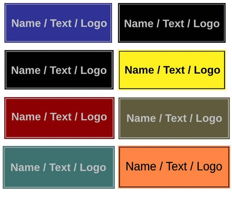 Pu&ograve; includere: Etichette rettangolari in vari colori, tra cui blu, nero, giallo, rosso, verde oliva, verde acqua e arancione. Ogni etichetta presenta il testo "Name / Text / Logo" in bianco.