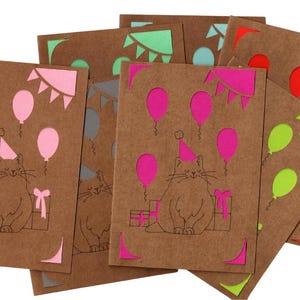 Geburtstagskarte Katze | Handgemachtes Design | Party-Motiv | Kraftpapier | Ausgestanzte Details | Einlegekarte | A6 | Liebevolle Grußkarte