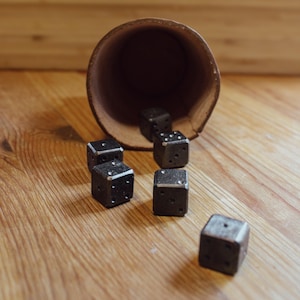 手鍛造ダイス | 鉄製ダイス、スチール製ダイス | コレクター用ダイス、ロールプレイング用ダイス | D&D ペンと紙 | 鍛造ダイス