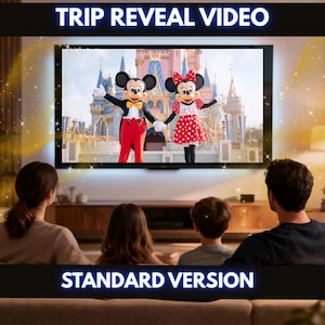 Può includere: Una famiglia guarda uno schermo televisivo che mostra Topolino e Minnie davanti a un castello. Lo schermo ha il testo "TRIP REVEAL VIDEO" in alto e "STANDARD VERSION" in basso. La stanza è illuminata da una luce soffusa.