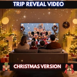 Pode incluir: Uma família assiste a um vídeo temático de Natal numa tela grande, com Mickey e Minnie Mouse em frente a um castelo. As palavras "TRIP REVEAL VIDEO" e "CHRISTMAS VERSION" são exibidas. Árvores de Natal e decorações circundam a tela.